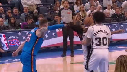 华体会hth sports-这得吃牌！哈滕防守时拉扯卡斯尔头发，裁判没有表示